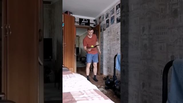 ПРИСЕДАНИЕ НА ОДНОЙ НОГЕ СО СКОВОРОДКОЙ И ТЕННИСНЫМ МЯЧОМ смотреть онлайн