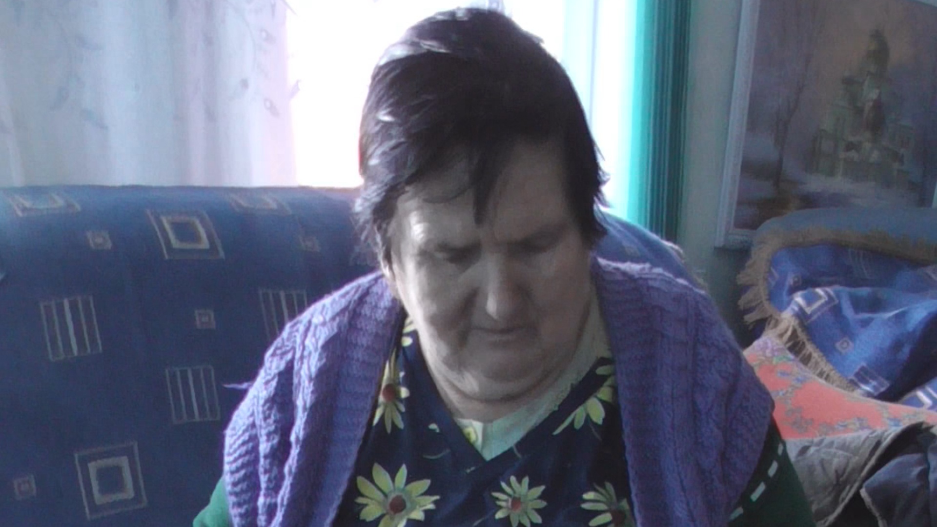 Баба зашивает носок смотреть онлайн