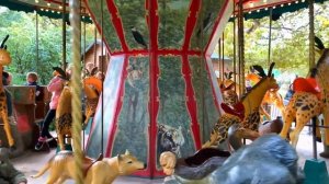 Звук детской карусели, музыка, скрипы и голоса детей