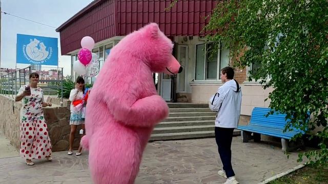МОЛОДАЯ МАМОЧКА РАССТРОГАЛАСЬ! Поздравление от розового медведя на выписку!