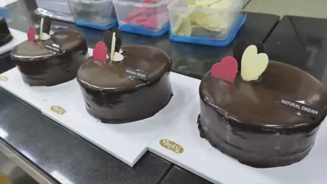 Как готовится шоколадный торт Кириш, ганаш, малиновый мусс