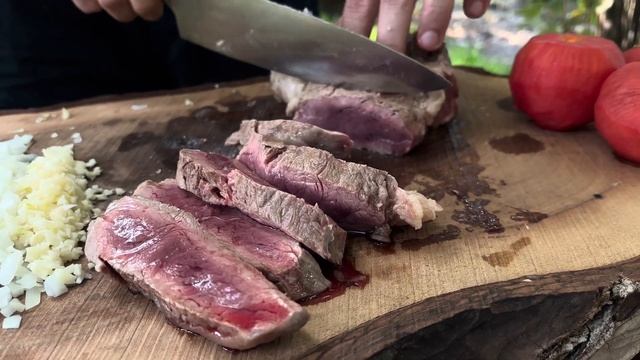 Приготовил рагу в глиняной кастрюле на огне. Cooked stew in a clay pan on fire. смотреть онлайн