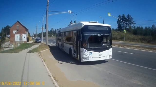 Электровоз ЭП20-005 с двухэтажным поездом №737 Воронеж – Москва на платформе Косино, июльское солнце смотреть онлайн