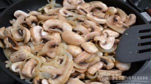 Курица с шампиньонами в сметанном соусе