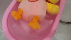 Уточка лалафанфан купается, принимает ванну. Водные процедуры у утенка lalafanfan