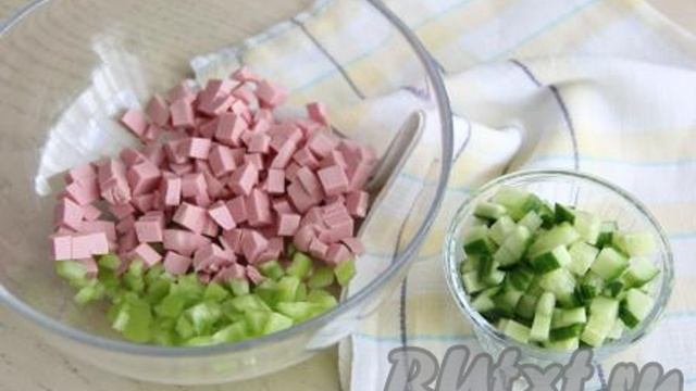Окрошка на кефире и сметане с колбасой