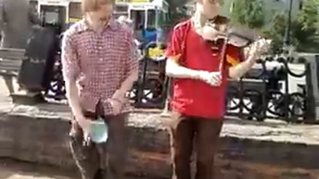 Мой друг стритует (Омск пл. ЖД вокзала) смотреть онлайн