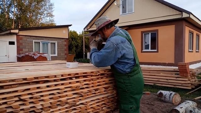 Складирование штакетника в штабель и лайфхак, как закрепить штабель, чтобы его не разнесло ветром.