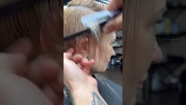 СТРИЖКА ОБЪЁМНОЕ ПИКСИ ВЫПОЛНЕННАЯ НОЖНИЦАМИ И БРИТВОЙ/HAIRCUT VOLUMINOUS PIXIE