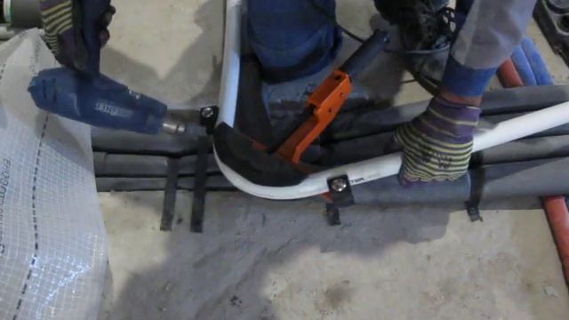 Как быстро и правильно загнуть металлопластиковую трубу 32мм трубогибом арбалетного типа без усили смотреть онлайн