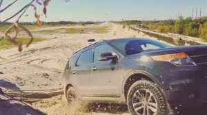 Ford Explorer 5 dirt road driving