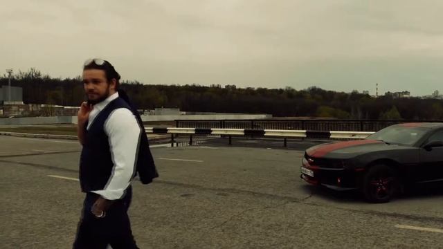 Костюм и Chevrolet Camaro. Rentaholic смотреть онлайн