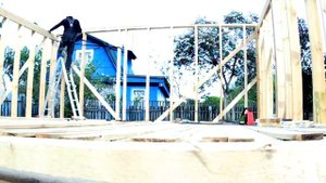 Установка крайних стоек каркаса и соединение каркасов