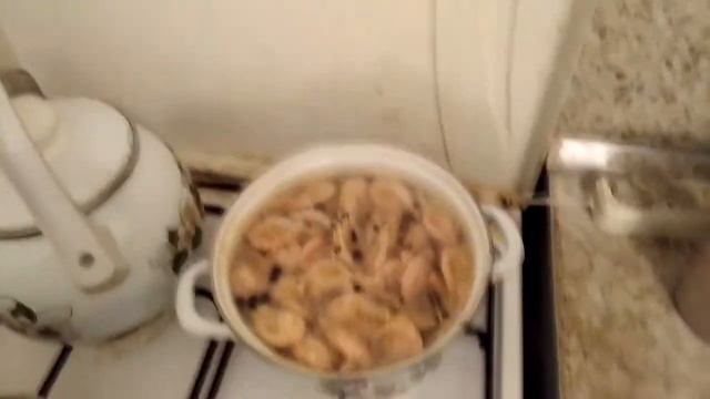 Как сварить и почистить креветки.
