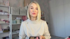 Суперувлажняющие помады Mary Kay на губах