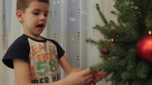 Коля, мама и Р2Д2 наряжают Новогоднюю ёлочку игрушками Decorating New Year Tree