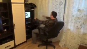 Мужик упал со стула