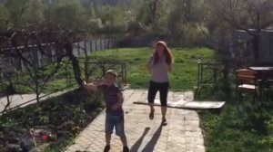 Танец мамы и сына. Сын и мама танцуют.