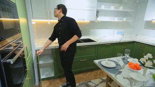 Полный обзор кухонной гарнитуры в стиле неоклассика от мебельной фабрики "Pino Style". смотреть онлайн