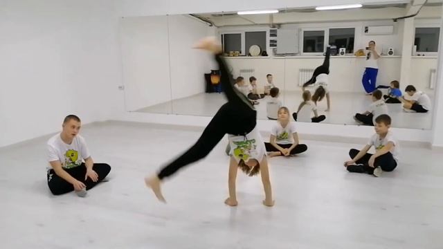 Акробатика в капоэйре. Capoeira for kids смотреть онлайн