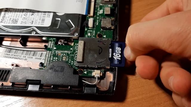 Мой старый нетбук Asus) Обслуживание: замена батарейки Bios и ремонт слота для SD карт. смотреть онлайн