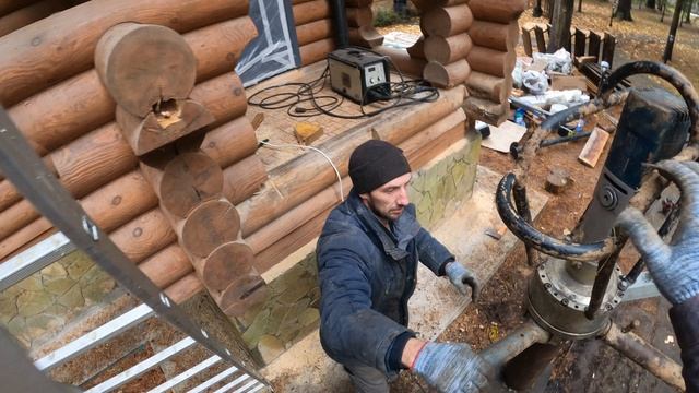 Крыльцо на винтовых сваях возле деревянного дома