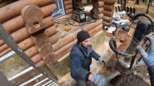 Крыльцо на винтовых сваях возле деревянного дома