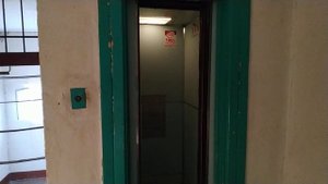 Очень шумный лифт "Строммашина", Г/П 350 кг, V=0,65 м/сек (ул. Калиновая, 82, г. Днепропетровск)