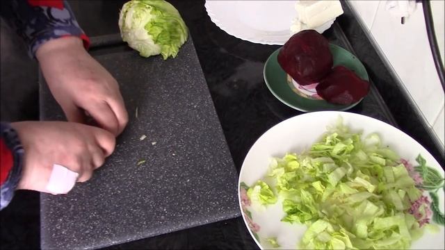Сочный и очень вкусный салат из свеклы с хрустящим салатом айсберг, рассольным сыром и орехами.