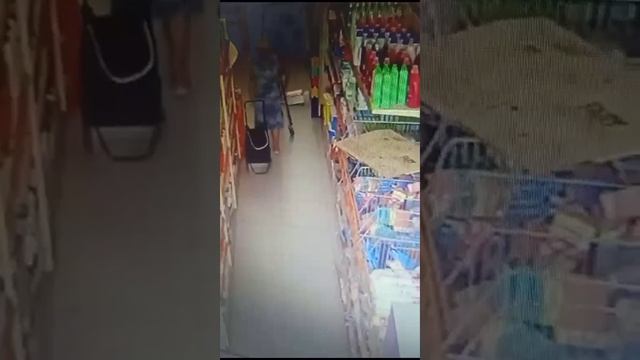 Бабуля обосралась в супермаркете?♂️ смотреть онлайн