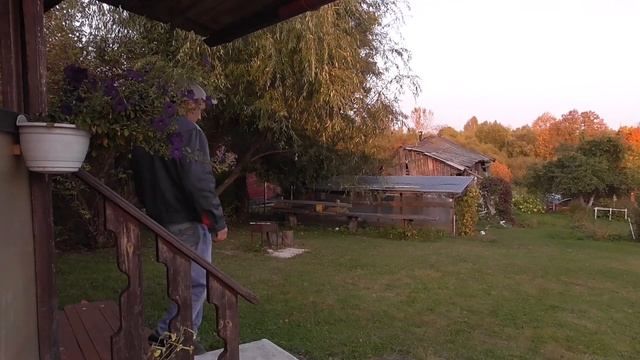 Приводим участок в деревне в порядок. Делаю ворота из сетки рабицы. Кошу траву ростом выше меня. ЖК