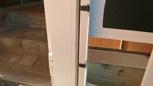 как установить дверцу лаз для домашних животных. кошек и собак
