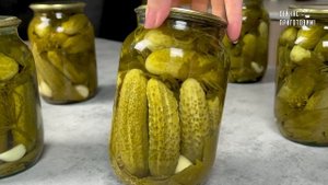 Без уксуса, без сахара: самые вкусные соленые огурцы точно такие же как из бочки (храню в квартире)