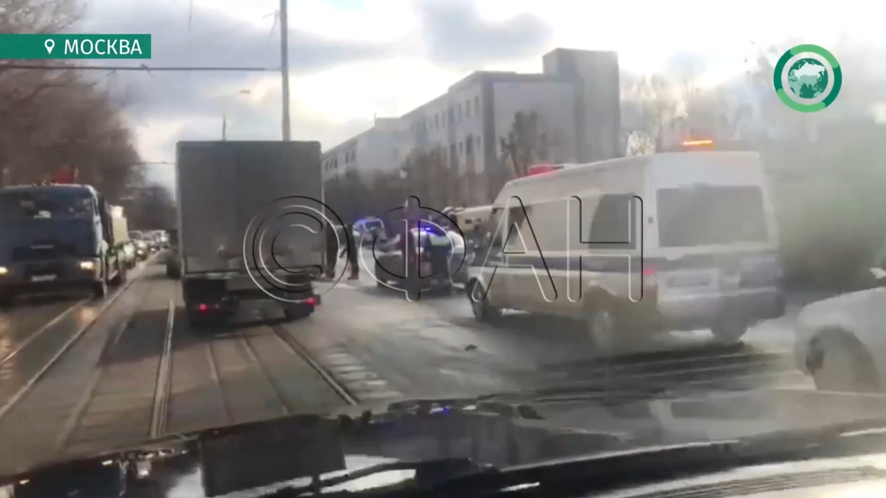В ДТП с инкассаторской машиной в Москве погиб человек 