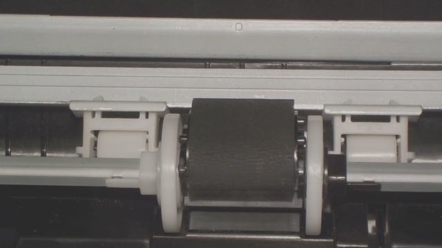 Принтер не захватывает бумагу (XEROX 3125) - замена резинки ролика захвата подачи бумаги. смотреть онлайн