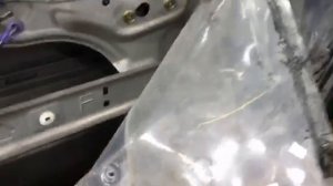 В объективе разобранный салон японского автомобиля Х-Трейл - кажется заводской шумки маловато