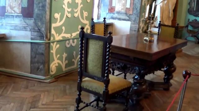 Старинный обеденный стол 17ст. с резьбой в Олесском замке