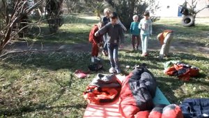 Чем занять детей на природе? Можно поиграть в туристов.