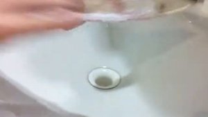 Очищаем стекло- пластик на фарах или поворотниках.