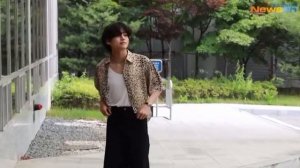 Аэропорт .. Пак Бо Гом , Ким Тэхён и Лиса .. В Париж .. ✈️ ..