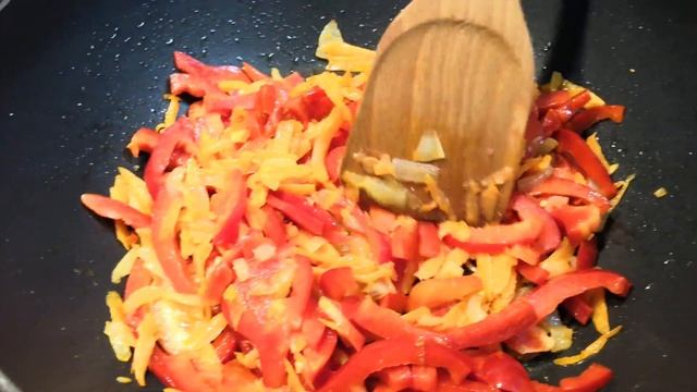 КУРИНЫЕ ЖЕЛУДКИ ТУШЕНЫЕ В СМЕТАНЕ.ФАСОЛЬ С ОВОЩАМИ. ESTOMAC DE POULET.HARICOTS AVEC DES LEGUMES. смотреть онлайн