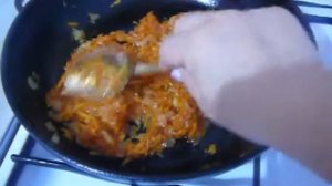 Тушеная белая фасоль с луком и морковью в томатном соусе