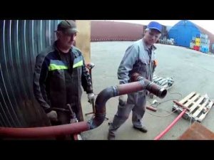 слесаря, сварщик и длинный ролик как рабочий день