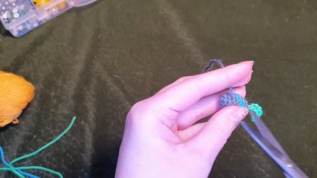 Новогодний Гном ёлочная игрушка, магнитик, брелок, брошь  связан крючком. Бесплатный МК.