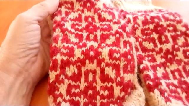 Носки с жаккардовым орнаментом на двух спицах.
