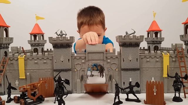 Игровой набор Средневековый Замок | Сражения Рыцарей - солдатиков | Видео история для детей смотреть онлайн