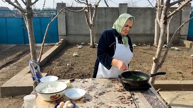 Сажаем редиску. Бабушка готовит Зельник. Сельская жизнь смотреть онлайн