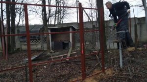 Забиваем столбы под забор