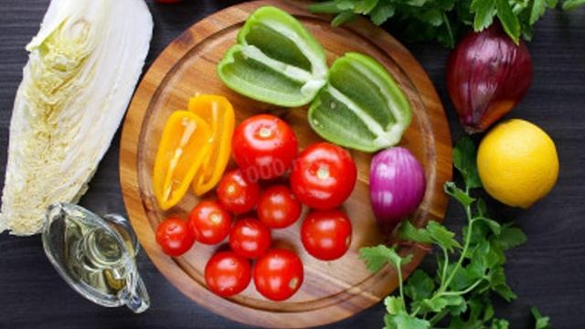Салат из пекинской капусты с курицей сухариками и помидорами