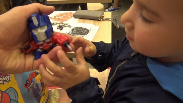 Happy meal в Макдоналдс Трансформеры дети играют в игрушки смотреть онлайн